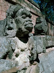 Sculptures en pierre - temple 11