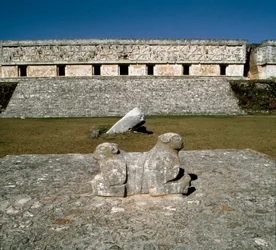 Vue du palais du gouverneur, autel des deux jaguars, 9e-10e siècle