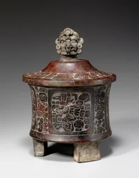 Un vase tripode maya avec couvercle et gravé, c.250-450