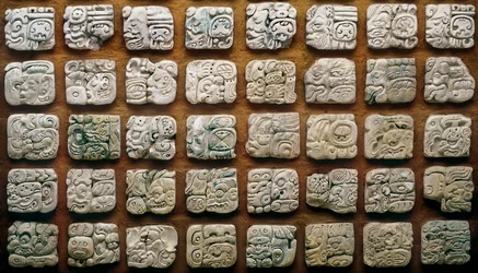 Calendrier maya (320-1697) composé de différents glyphes