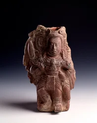 Art précolombien, civilisation maya, période classique : statuette anthropomorphe en argile représentant une déesse associée au maïs, servant de sifflet. Provenant d