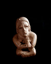 Art précolombien, civilisation maya, période préclassique : statuette en argile représentant une femme assise, les bras et les jambes croisés. Provenant de San Agustín Acasaguastlán, El Progreso, Guatemala. Hauteur 10,7 cm. Guatemala, Museo Nacional de