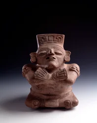 Art précolombien, civilisation maya, période classique : vase anthropomorphe en argile représentant un personnage assis, les jambes et les bras croisés, le visage tourné vers le haut. Provenant de La Lagunita, Quiché, Guatemala. Dimensions : h. 25 x l.
