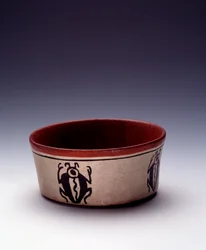 Art précolombien, civilisation maya, période classique : coupe en terre cuite polychrome décorée de coléoptères noirs. Provenant du Petén, Guatemala. Dimensions : hauteur 5,8 x diamètre 12,6 cm. Guatemala, Musée national d