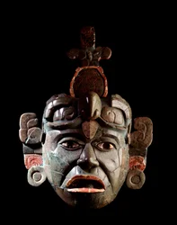 Art précolombien, civilisation maya, période classique : masque funéraire en jadéite et coquillages. Provenant de Tikal, Petén, Guatemala. Dimensions : 34,5 x largeur 25,9 cm. Guatemala, Musée national d