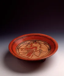 Art précolombien, civilisation maya, période classique : vase tripode en terre cuite peinte. Provenant du Petén, Guatemala. Dimensions : hauteur 8 x diamètre 33,8 cm. Guatemala, Musée national d