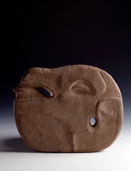 Art précolombien, civilisation maya, période classique : hache zoomorphe en pierre sculptée représentant une tête de cerf