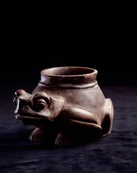 Art précolombien, civilisation maya, période classique finale : vase zoomorphe en argile en forme de grenouille (ou tortue). De La Lagunita, Quiché, Guatemala