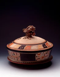 Art précolombien, civilisation maya, début de la période classique : vase en terre cuite avec couvercle orné d