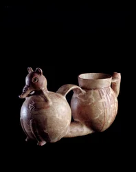 Art précolombien, civilisation maya, période préclassique : double vase en terre cuite, dont un élément est en forme de coati et l