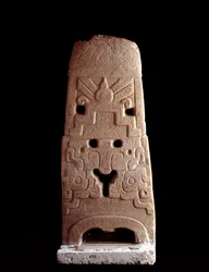 Art précolombien, civilisation maya, période préclassique : stèle en pierre ornée du masque stylisé d