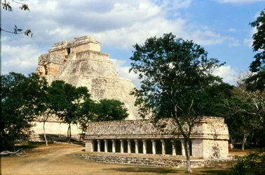 La Maison des Oiseaux et la Pyramide du Musicien, Maya classique tardif, vers 700-900 après J.-C.