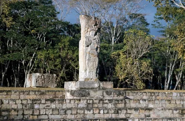 La stèle 2 surplombant le terrain de jeu de balle, 652 AD