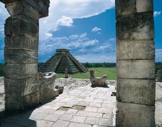 Le temple des Guerriers et la pyramide de Kukulkán (ou Château), à Chichén Itzá (Yucatán, Mexique). Architecture précolombienne, art maya postclassique (XIIe siècle).