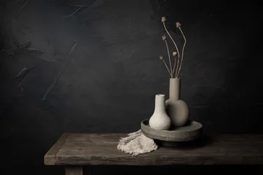 Nature morte sombre rustique aux vases