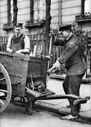 Un installateur de gaz, Londres, 1926-1927