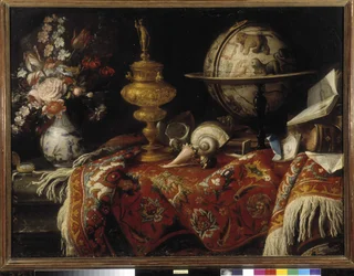 Vase de fleurs, globe astral, livres et orfèvrerie sur un tapis
