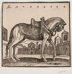 Cheval élégamment sellé, profil vers la droite, sur une place rectangulaire