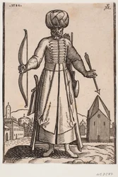 Soldat portant un turban vu de face avec les bras étendus, debout sur une place ouverte dans une ville; dans la main droite, il tient un arc, dans la gauche une flèche; derrière l