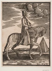 Cavalier avec une flasque autour du cou, profil vers la droite; une épée à son côté droit et des bagages devant lui, drapés sur la selle; à droite, en arrière-plan, une pyramide