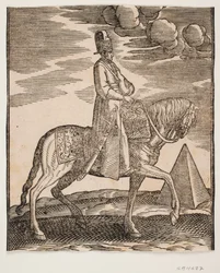 Cavalier avec une flasque autour du cou, profil vers la droite; une épée à son côté droit et des bagages devant lui, drapés sur la selle; à droite, en arrière-plan, une pyramide