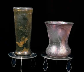 Civilisation barbare : coupes en verre de l