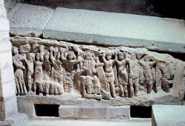 Art mérovingien : bas-reliefs du tombeau d
