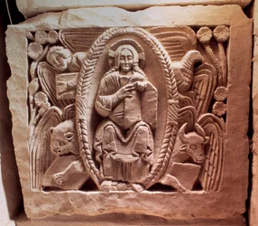 Art mérovingien : le Christ tétramorphe. Relief inférieur du tombeau d
