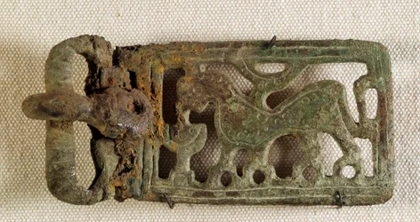 Art mérovingien : boucle de ceinture représentant un animal fantastique. Gaule, VIe siècle. Musée d