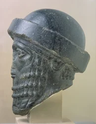 Tête royale, connue sous le nom de Tête de Hammurabi, Suse, Iran, début du 2e millénaire, vers 1750 av. J.-C.