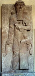 Mésopotamie : statue de Sargon maîtrisant un lion, dite Gilgamesh, cour de Khorsabad, VIIIe siècle. Paris, musée du Louvre