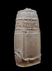 Mésopotamie : kudurru en calcaire non achevé (stèle servant de support aux donations de terres faites par les souverains kassites de Babylone à des membres de leur famille ou à de hauts dignitaires). L