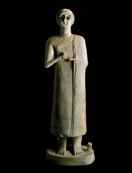 Art mésopotamien : figurine de femme ou de déesse. Terre cuite, IIIe millénaire av. J.-C. Provenant de Tell Asmar (Ehnunna en Mésopotamie). H. 59 cm. Musée de Bagdad, Irak