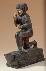 Mésopotamie : Statuette en argent, bronze et or d