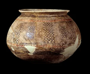 Art oriental : vase à décor géométrique de style Halaf, terre cuite, vers 4500 av. J.-C. Mésopotamie ou Syrie du Nord. Paris, Musée du Louvre