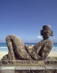 Une copie de la statue de Chac-Mool de Chichén Itzá, Yucatán, vers 987-1185 av. J.-C.