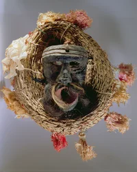 Masque de costume pour la célébration du festival annuel mexicain de Guelaguetza (bois, paille tressée et papier)