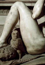 Allégorie du Jour et de la Nuit : détail de la nuit. Mausolée de Julien de Médicis. Sculpture en marbre