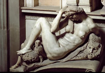 Allégorie de la Nuit. Mausolée de Julien de Médicis. Sculpture en marbre