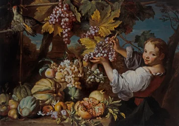 Une jeune fille présentant une grappe de raisins avec une nature morte de fruits