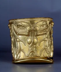 Art ancien oriental : Coupe en électrum représentant un monstre avec des serres entrelacées, vers 1200 av. J.-C. De l