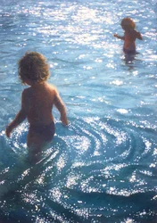 Jumeaux dans la piscine extérieure