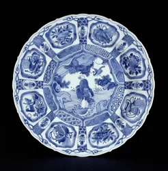 Plat kraak bleu et blanc peint avec Li Tiegvai traversant la mer sur une double gourde, période Wanli, 1594-1610 (porcelaine)