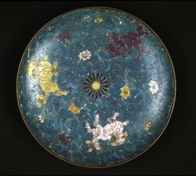 Assiette en cuivre et émail cloisonné, période Ming (1368 - 1644)