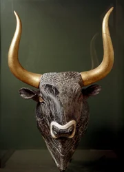 Art minoen : rhyton à tête de taureau, vase cérémoniel à corne d