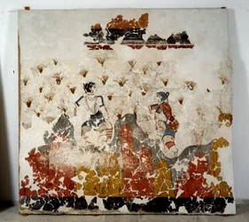 Civilisation minoenne : femmes cueillant le safran. Fresque du bassin lustral de Xeste 3 à Akrotiri (Théra), Santorin. Dimensions 244x266 cm, XVIe siècle av. J.-C. Santorin, Collection des fresques d