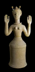 Art minoen : statue en terre cuite de la Déesse des Pavots, divinité du sommeil ou de la mort. Du sanctuaire de Gazi, Crète. 1350 av. J.-C. H. 79 cm, Musée archéologique national d