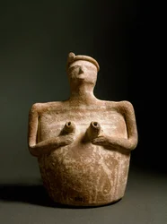 Art minoen : vase en terre cuite en forme de femme soutenant sa poitrine. Du sanctuaire de Piskokephalo en Crète. 1700-1450 av. J.-C. Musée archéologique d