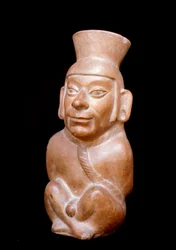 Art précolombien, civilisation Moche (Moche, Mochica) : bouteille anthropomorphe en terre cuite représentant un prisonnier avant son sacrifice (il porte une corde autour du cou et a les mains liées derrière le dos). 200 av. J.-C.-700 apr. J.-C. Lima