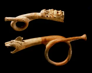 Art précolombien, culture Mochica : trompettes en terre cuite. 200-500 ap. J.-C. Göteborg, musée ethnographique